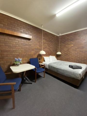 Golden West Motor Inn Miles Extérieur photo